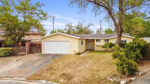 535 Lingard St, Lancaster, CA 93535-3121