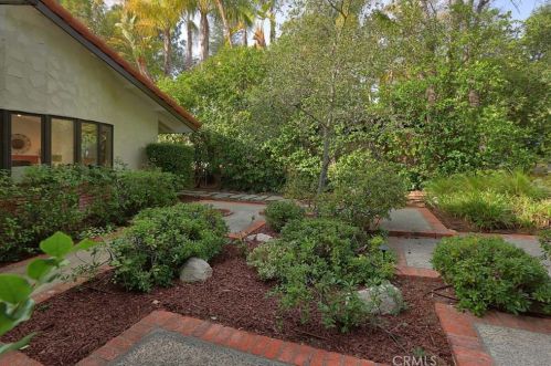 2120 Cross St, La Canada, CA 91011-1520
