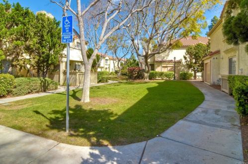 1050 La Tortuga Dr, Vista, CA 92081-6464