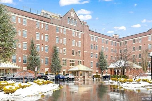 4301 Rio Vista Dr, Mahwah, NJ 07430-4009