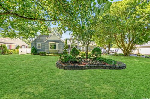 458 Walker St, Babylon, NY 11704-3017