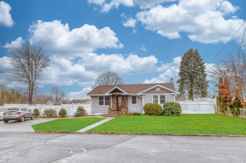 426 Heathcote Rd, North Lindenhurst, NY 11757-1745