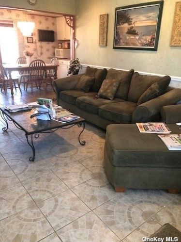 952 Washington Ave, Westbury NY  11590-6038 exterior