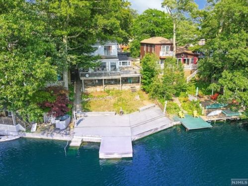 78 Upsala Path, West Milford Lakes NJ  07480-4204 exterior