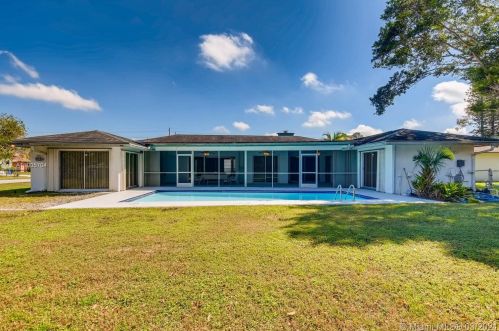 130 Barcelona Dr, West Palm Beach, FL 33411-1313