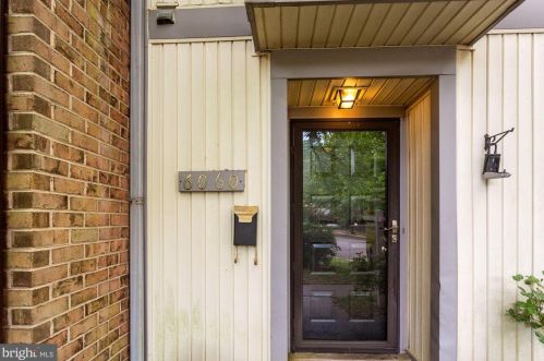 6060 Hollow Knoll Ct, Springfield VA  22152-1421 exterior