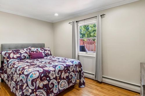 577 Centre Ave, North Lindenhurst NY  11757-3114 exterior