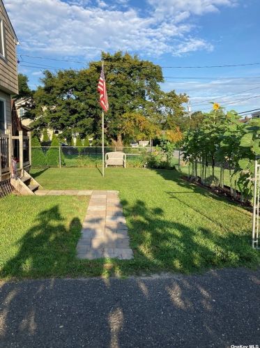 92 Pine St, Islip Manor NY  11751-2227 exterior