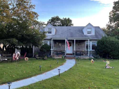 690 Tulip Ave, Floral Park NY  11001-3754 exterior