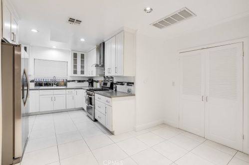 11814 Hesby St, North Hollywood CA  91607-3218 exterior