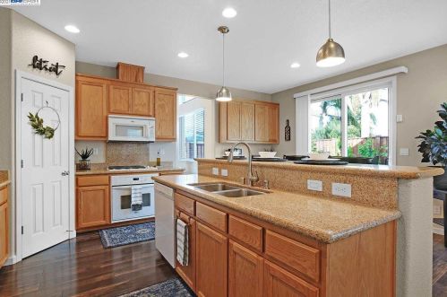 30 Matisse Ct, Oakley CA  94561-1777 exterior