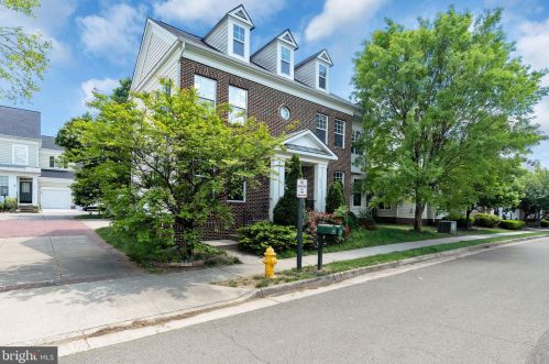 10079 Orland Stone Dr, Bristow, VA 20136-2664