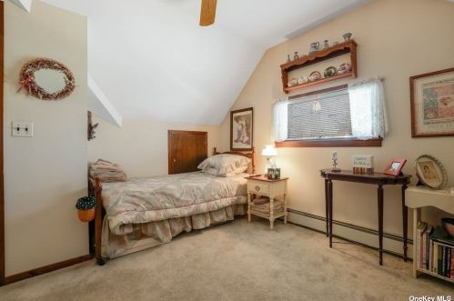 34 Flagstone Ln, Westbury NY  11590-6531 exterior