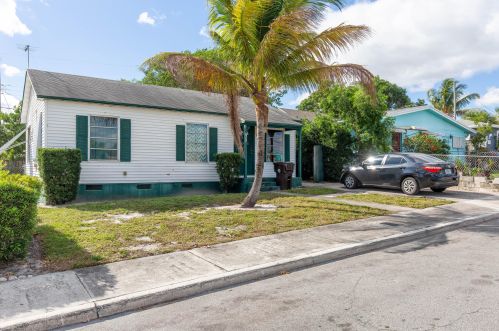 832 Mcintosh St, West Palm Beach, FL 33405-3144