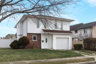 946 4th St, North Lindenhurst, NY 11757-5618