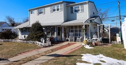 74 Millpage Dr, Bethpage, NY 11714-4832