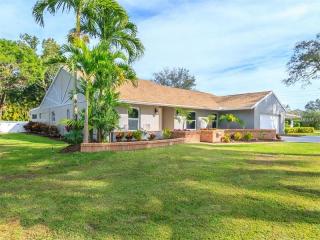 3697 Country Place Blvd, Sarasota, FL 34233-2117