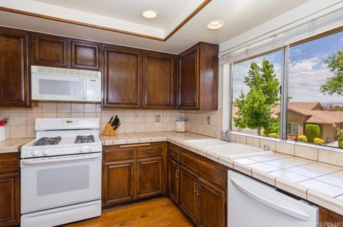 20056 Avenue Of The Oaks, Santa Clarita CA  91321-1361 exterior