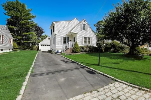 324 Oak Neck Rd, West Islip NY  11795-3613 exterior