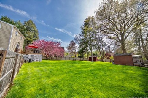 7 Edgewood Dr, Middletown CT 06457-3508 exterior