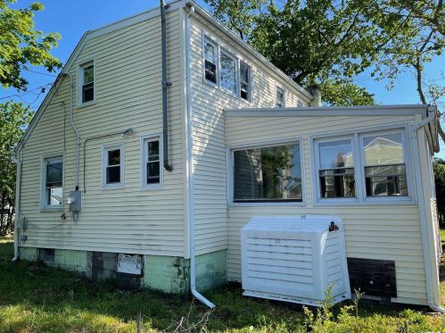 89 John St, North Lindenhurst, NY 11757-4107