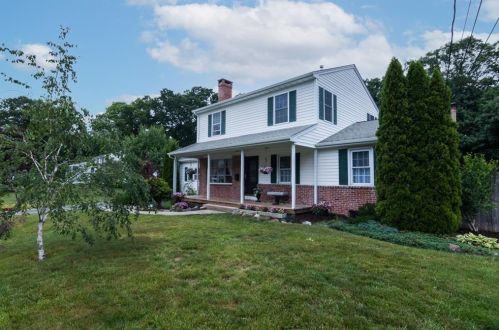 135 Brookside Dr, North Kingstown RI  02852-2005 exterior