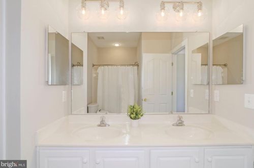 19372 Ml Dm Pl, Leesburg VA 20176-1637 exterior