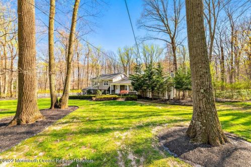 2 Glenn Way, Holmdel Village, NJ 07733-1204