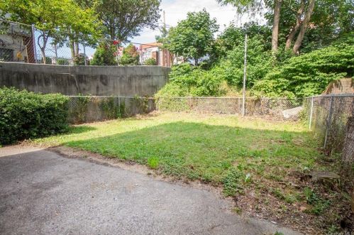 1012 Throggs Neck Expy, Bronx NY  10465-2130 exterior