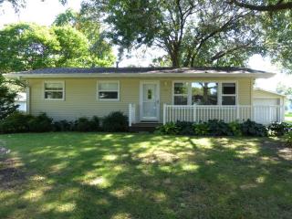 609 Spruce Dr, Pella, IA 50219-1122