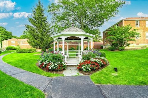 9 Bryant Cres, White Plains, NY 10605-2700
