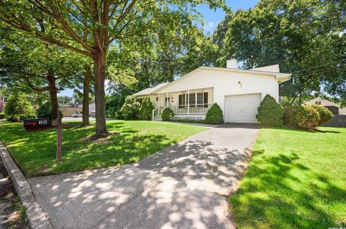 28 Crown Acres Rd, South Setauket, NY 11720-1746