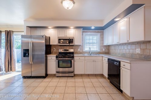 285 Delaware Dr, Bricktown, NJ 08723-5976