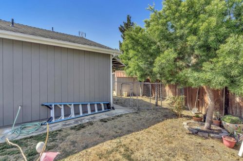 161 Sierra Ct, Hollister CA  95023-3045 exterior