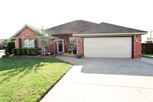 701 Kaylee Ln, Mustang, OK 73064-5531