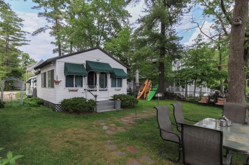 1013 Collettes Grv Rd, Derry NH 03038-5808 exterior