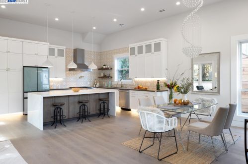 5926 Dover St, Oakland CA  94609-1426 exterior