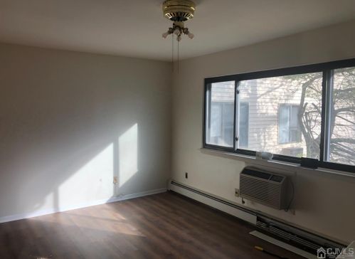 818 Cricket Ln, Woodbridge, NJ 07095-1569