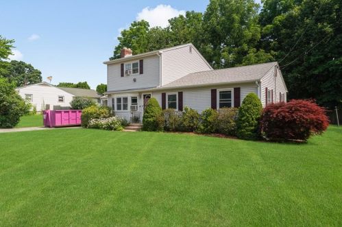 41 Meadowcrest Dr, Cumberland, RI 02864-6422