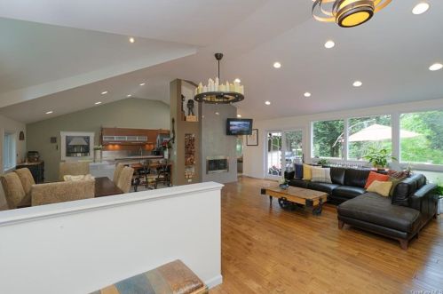 34 Bayberry Ln, New Rochelle, NY 10804-3404