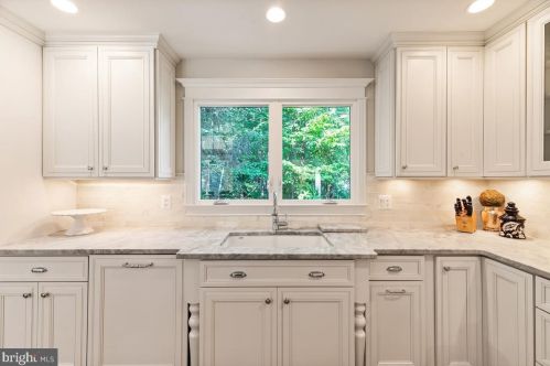 9106 Meadowcreek Ln, Lorton VA  22079-3238 exterior