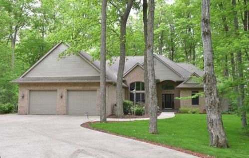 1947 Southwood Trl, West Bend WI  53090-8971 exterior