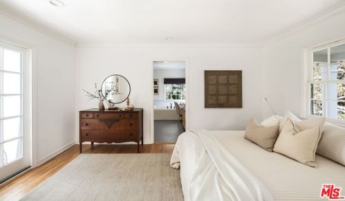 3911 Benedict Canyon Dr, Van Nuys CA  91423-4625 exterior