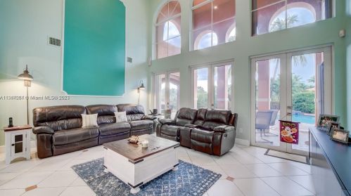 15963 79th Pl, Hialeah FL  33016-6647 exterior