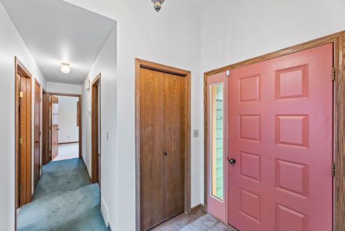 237 Riverwood Dr, Oconomowoc, WI 53066-4249