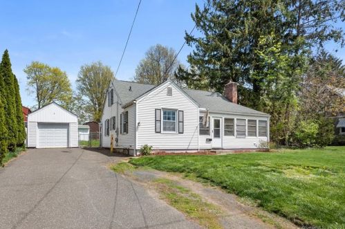 67 Suffield St, Windsor Locks, CT 06096-1319