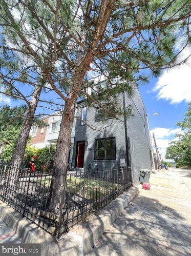 1010 15th St, Washington DC  20003-3213 exterior