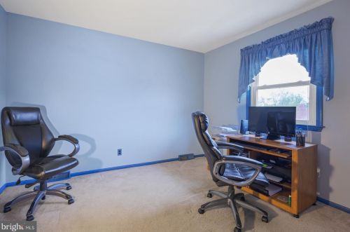 5 Pinyon Pine Cir, Wilmington DE  19808-1008 exterior