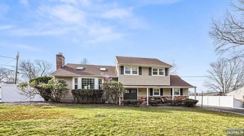 32 Massasoit Trl, Oakland, NJ 07436-4032
