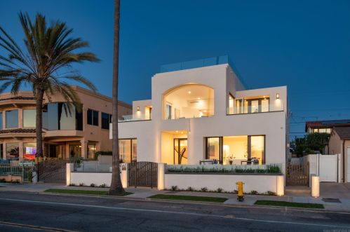 3535 Riviera Dr, San Diego CA 92109-6641 exterior